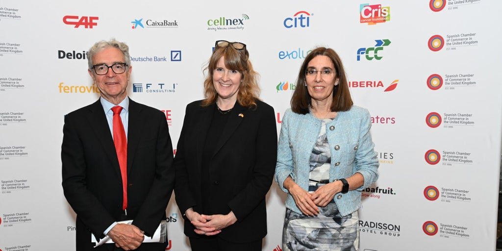 La ministra de Industria del Reino Unido, Sarah Jones, en la Cámara de Comercio Española