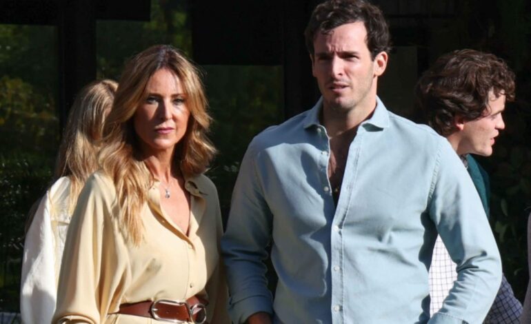 A Carolina Molas, suegra de Tamara Falcó, solo le ha hecho falta una camisa de Bimba y Lola para coronarse como la invitada más elegante del cumpleaños de su hijo Iñigo Onieva