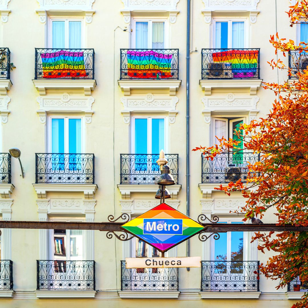 Estación de metro de Chueca con Banderas Orgullo 