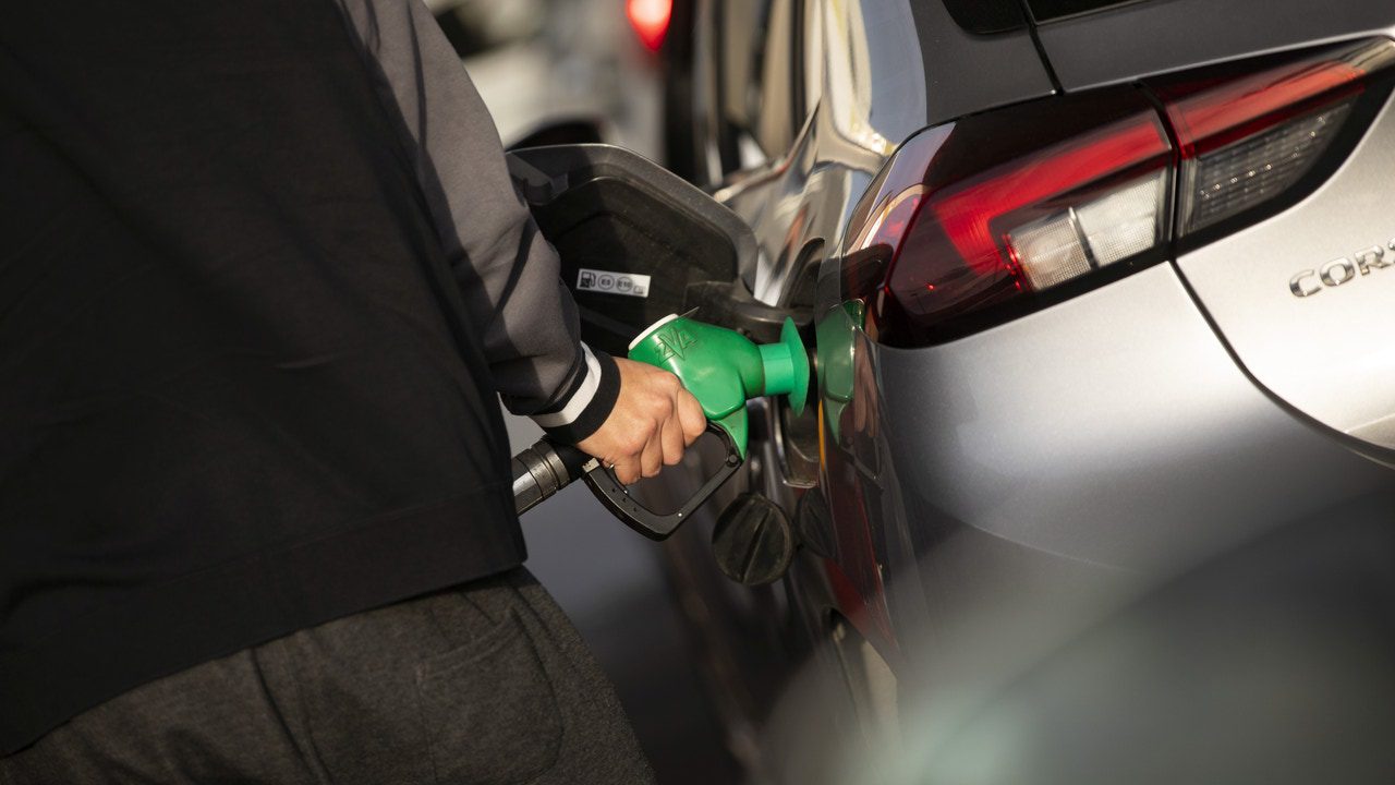 El precio del petróleo se relaja, pero los carburantes se disparan