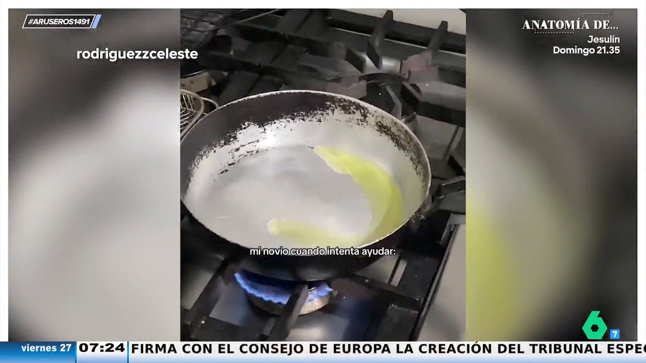 Confunde el líquido del lavavajillas con el aceite de oliva y le prepara unos huevos fritos a su novia