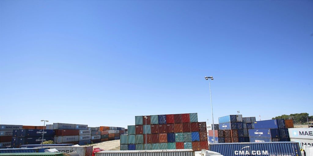 El déficit comercial se dispara un 49% en el primer cuatrimestre, pese a disminuir un 16,6% en abril