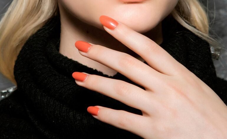 Las uñas coral son la manicura perfecta para el verano
