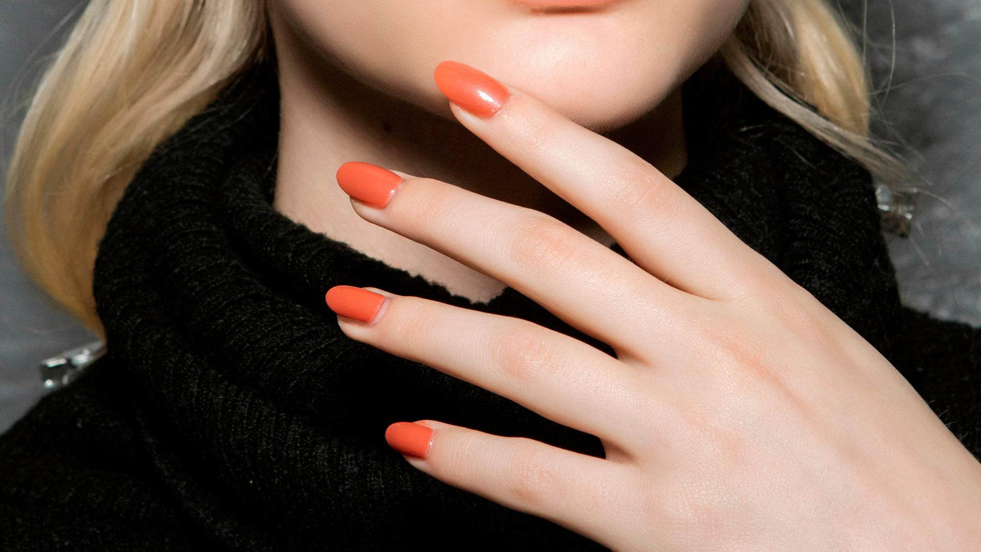Las uñas coral son la manicura perfecta para el verano