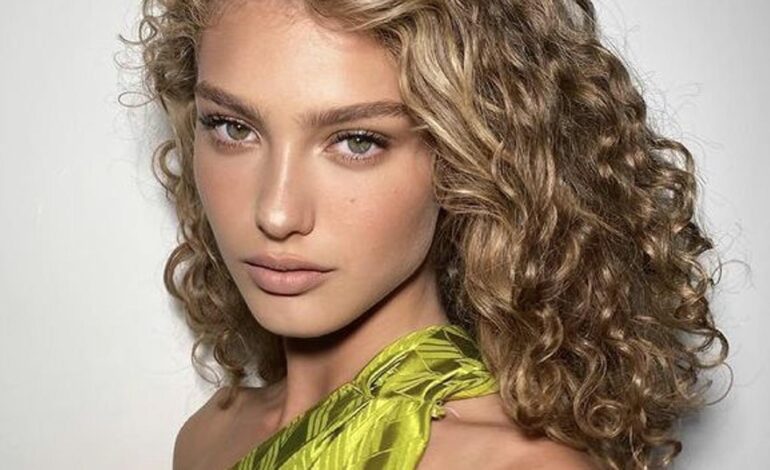 Los cortes de pelo rizado tendencia para verano 2025