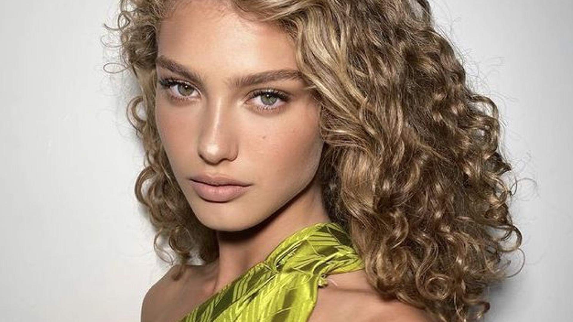 Los cortes de pelo rizado tendencia para verano 2025