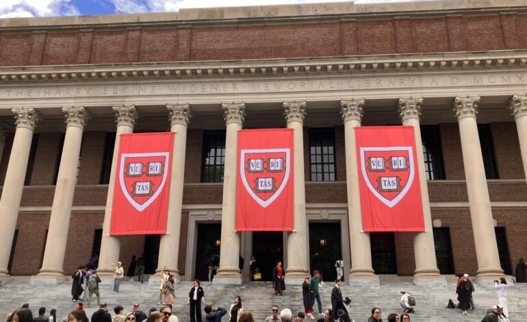 Harvard defiende ante la justicia que el veto a estudiantes extranjeros es una «violación clara de la Primera Enmienda»