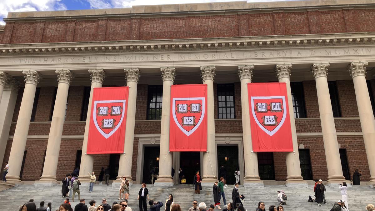 Harvard defiende ante la justicia que el veto a estudiantes extranjeros es una «violación clara de la Primera Enmienda»