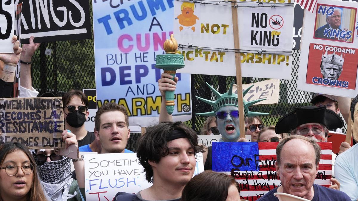 manifestaciones multitudinarias contra Trump, un desfile militar y un asesinato de violencia política
