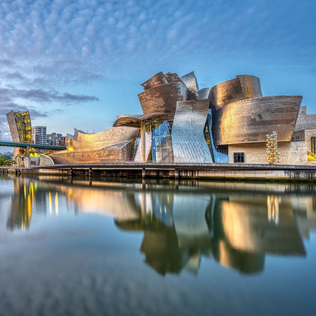 Museo Guggenheim en Bilbao al lado del estuario de Nervión