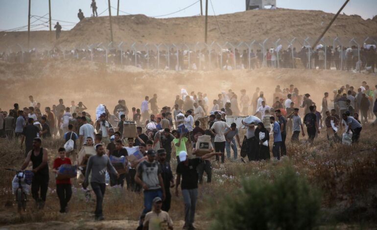 Israel mata a cinco palestinos y hiere a más de 120 en puntos de reparto de comida en Gaza