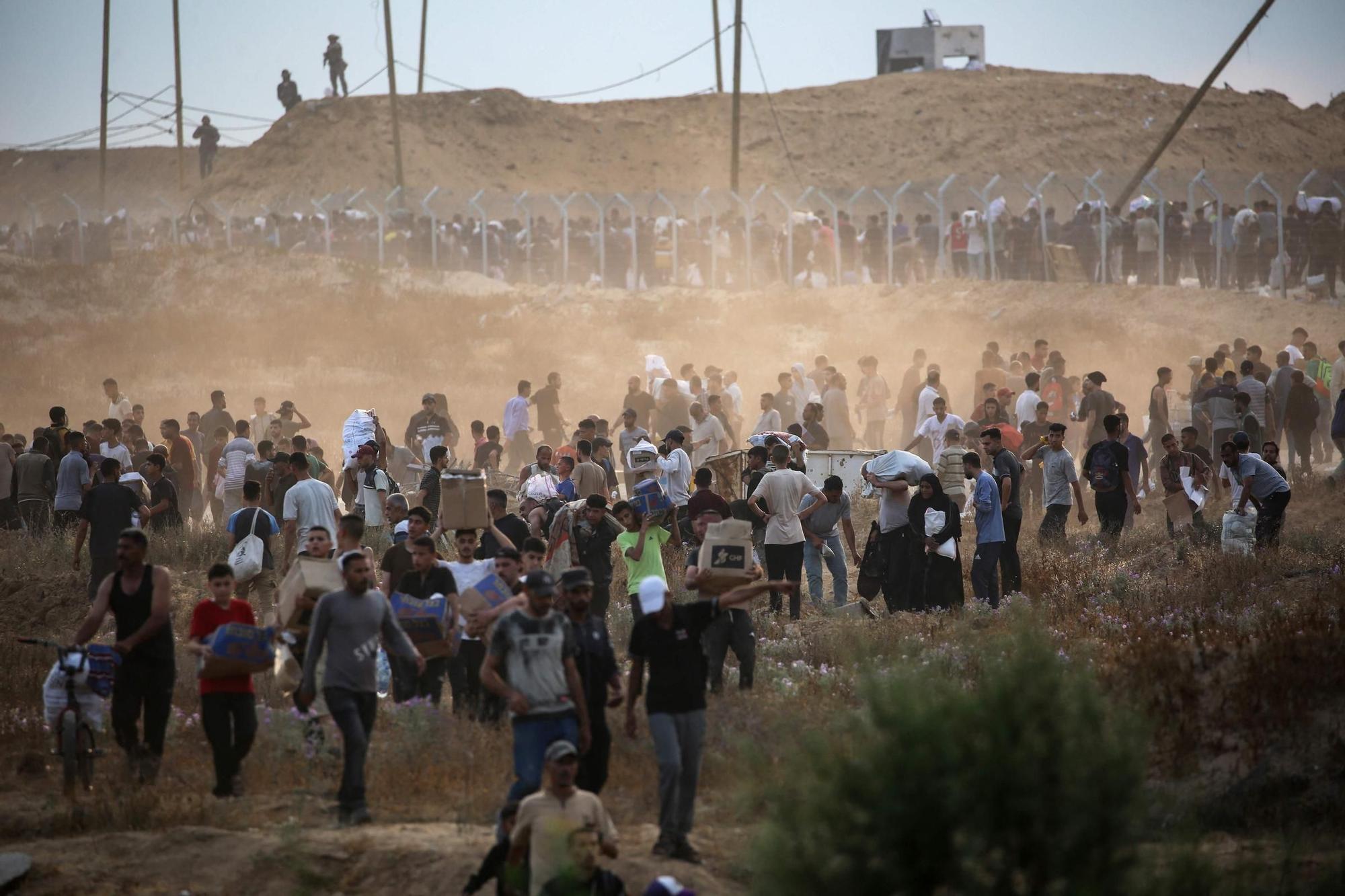 Israel mata a cinco palestinos y hiere a más de 120 en puntos de reparto de comida en Gaza