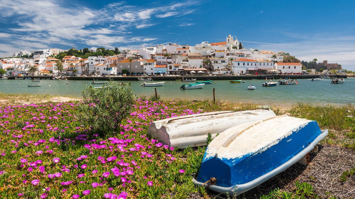6 pueblos costeros de Portugal que son igual de bonitos y escapan al turismo masivo