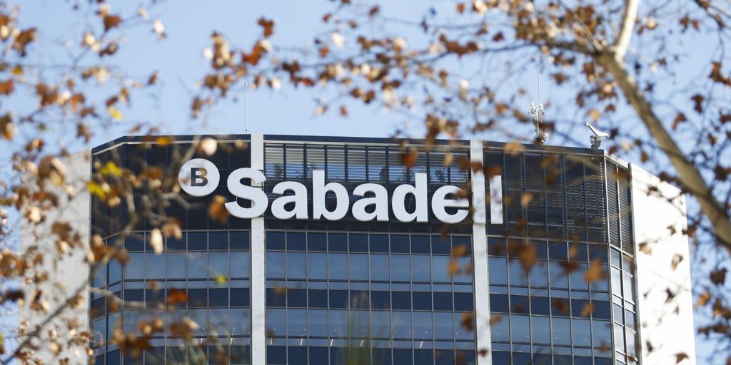Banco Sabadell explora vender su filial británica por más de 2.000 millones para defenderse de BBVA