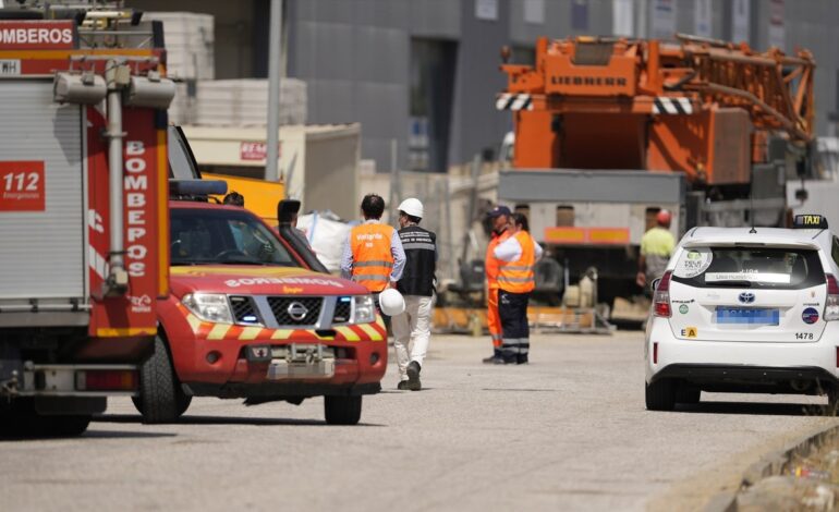 Muere una persona y seis resultan heridas tras derrumbarse una planta de una nave en obras de Camas (Sevilla)