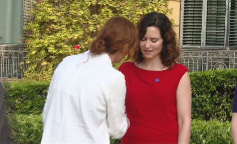 Ayuso se enroca en su ‘show’ y dice que haber besado a Mónica García habría sido de «hipócrita institucional»