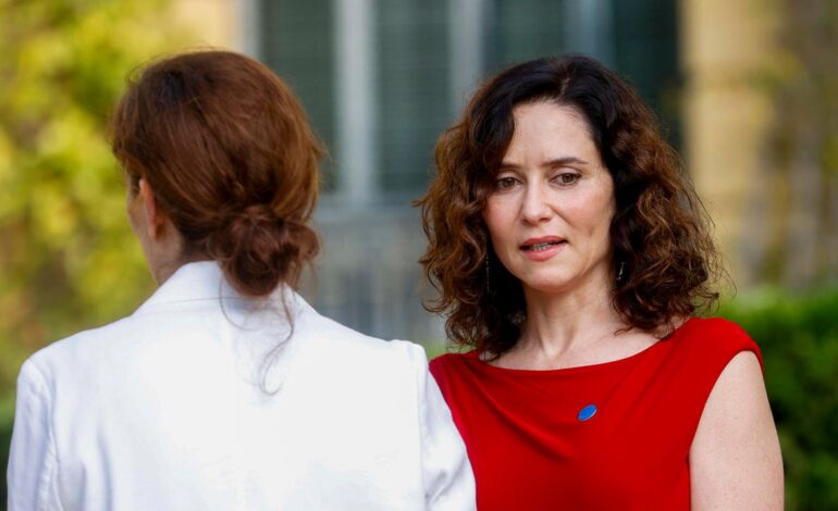 Ayuso niega el saludo a Mónica García y ambas se encaran