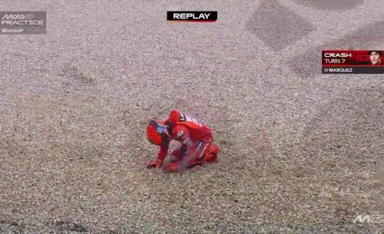 ¡Escalofriante! Marc Márquez intenta ponerse de pie tras caerse de nuevo en Assen y no puede