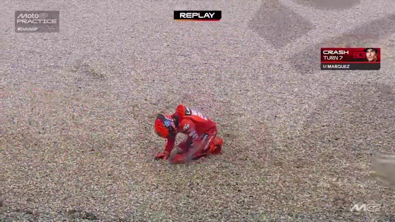 ¡Escalofriante! Marc Márquez intenta ponerse de pie tras caerse de nuevo en Assen y no puede