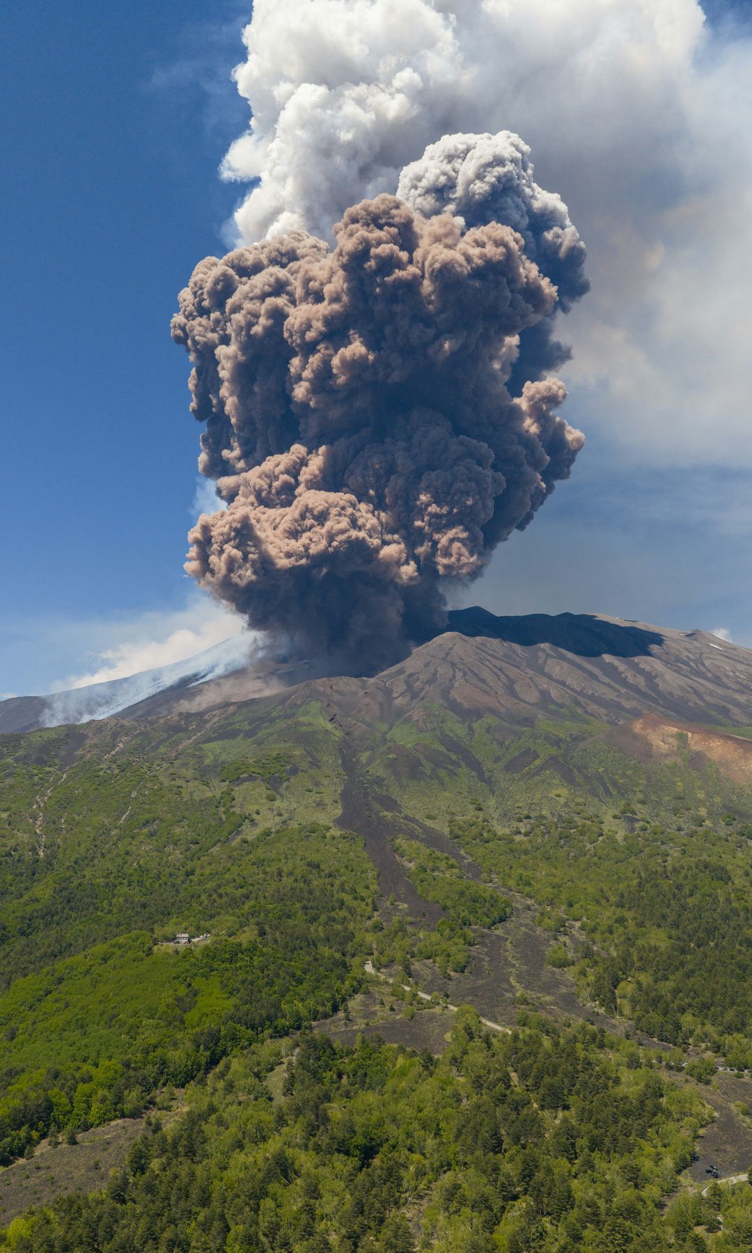 Etna Volcano Eruption, en la isla italiana de Sicilia, 2 de junio de 2025
