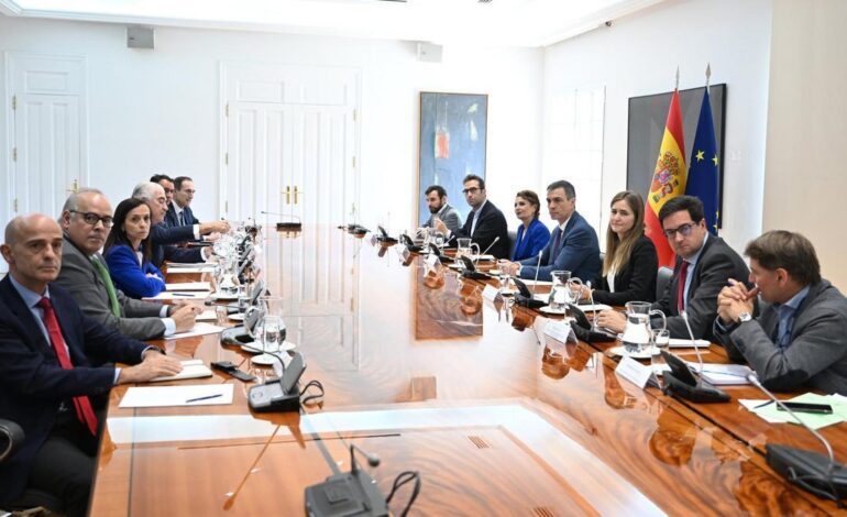 La patronal de Iberdrola y Endesa se revuelve frente al Gobierno y niega ocultar información sobre el apagón: Es absolutamente falso