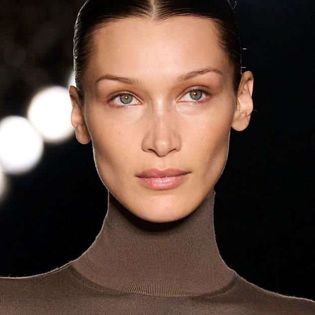 Cómo hacer un estiramiento facial con maquillaje si desea ver su piel más firme en segundos