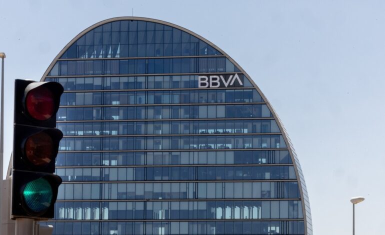 El BBVA aclarará en breve si sigue adelante con la OPA o si recurre al Tribunal Supremo la decisión del Gobierno