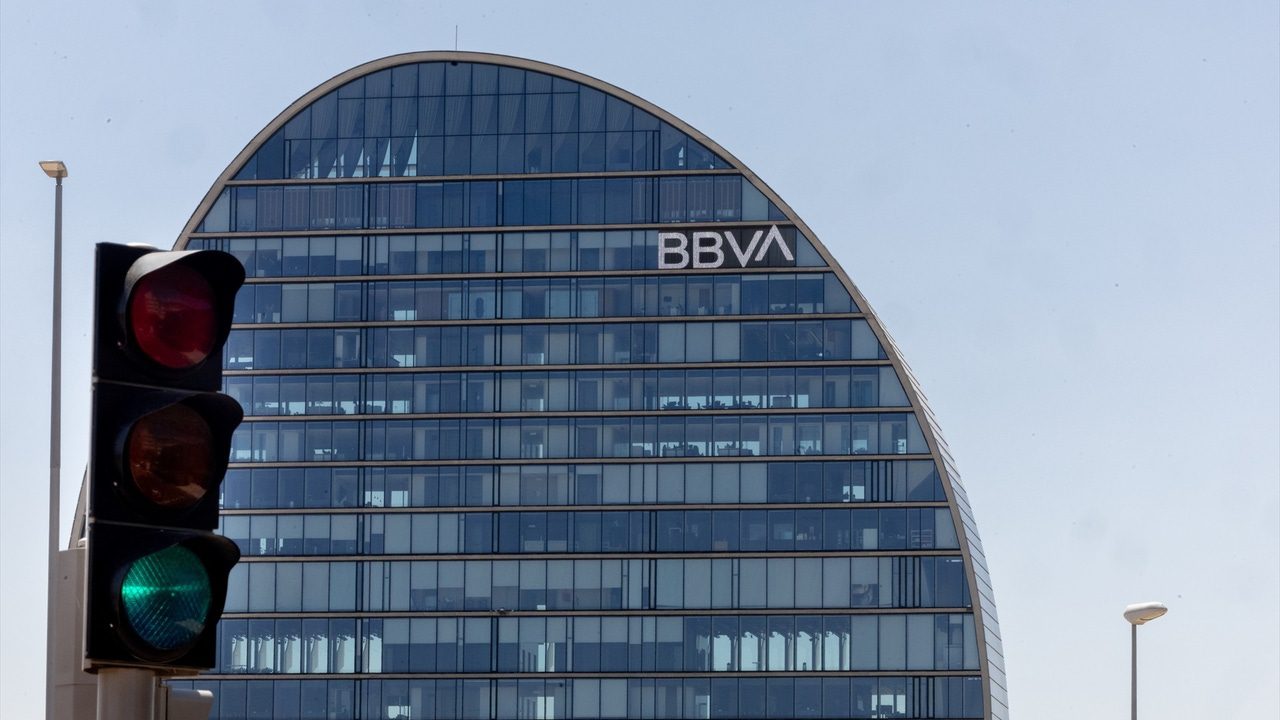 El BBVA aclarará en breve si sigue adelante con la OPA o si recurre al Tribunal Supremo la decisión del Gobierno