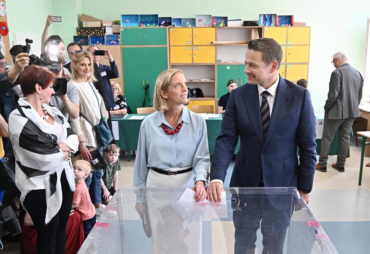 Sondeos a pie de urna sitúan en empate técnico a los dos candidatos a presidir Polonia
