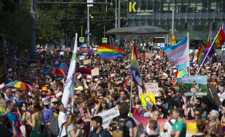 Decenas de miles de personas marchan en el Orgullo de Budapest a pesar de las advertencias de Orbán