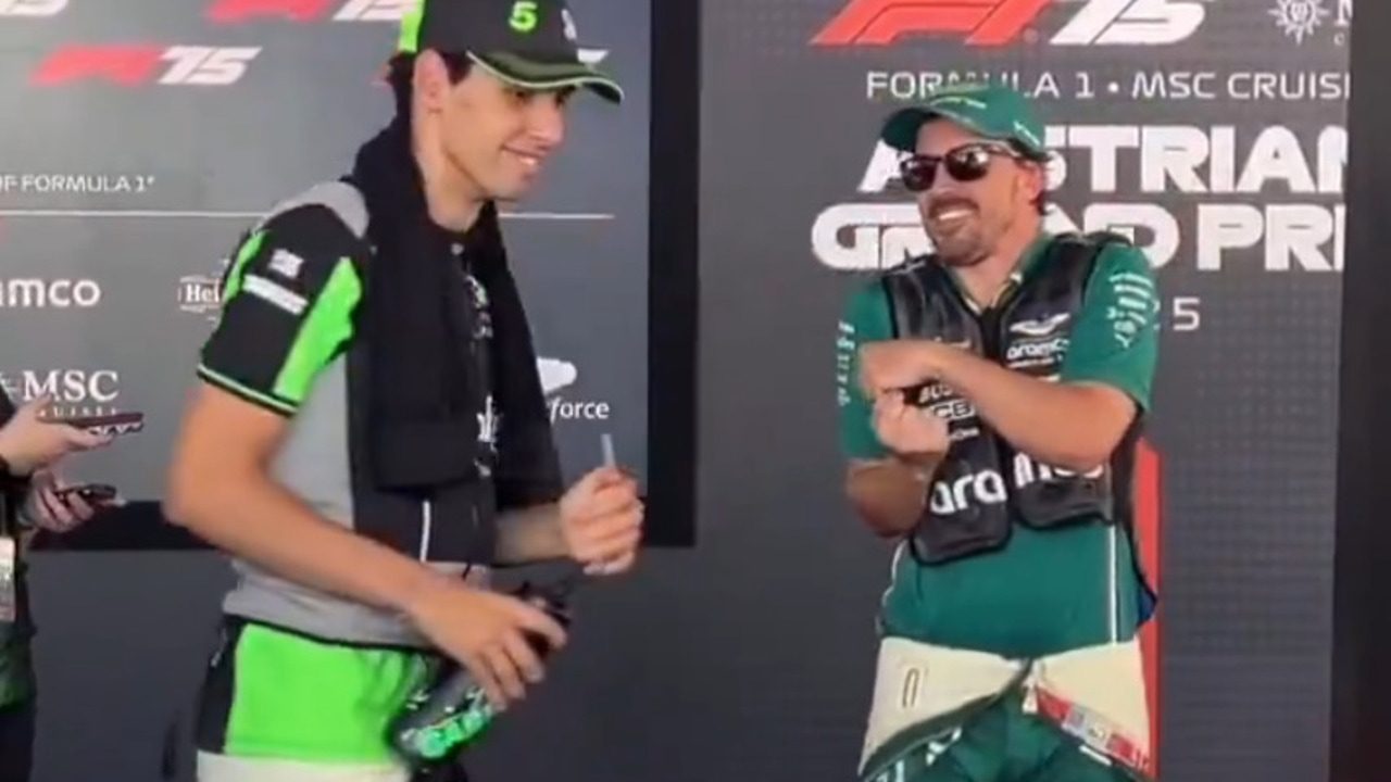el aprendiz Bortoleto escucha la lección del maestro Fernando Alonso