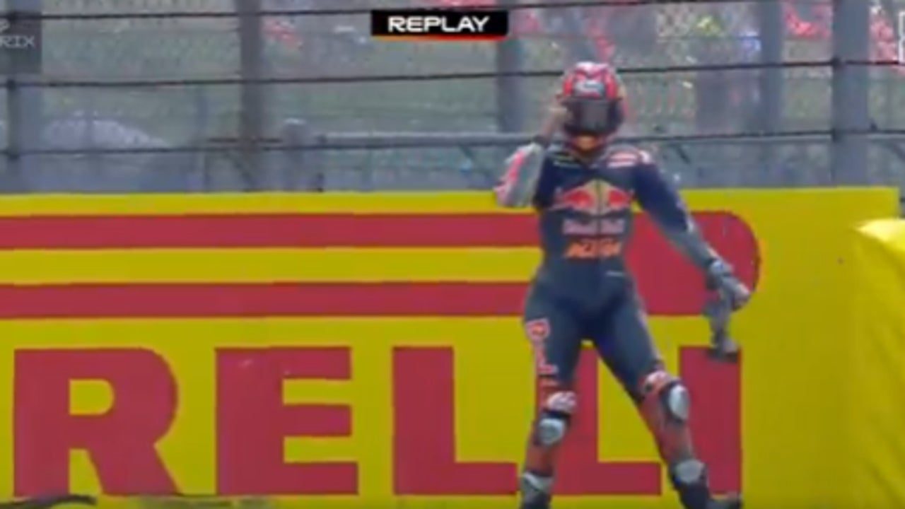 El gesto de Maverick Viñales después de que Morbidelli le tirara al suelo