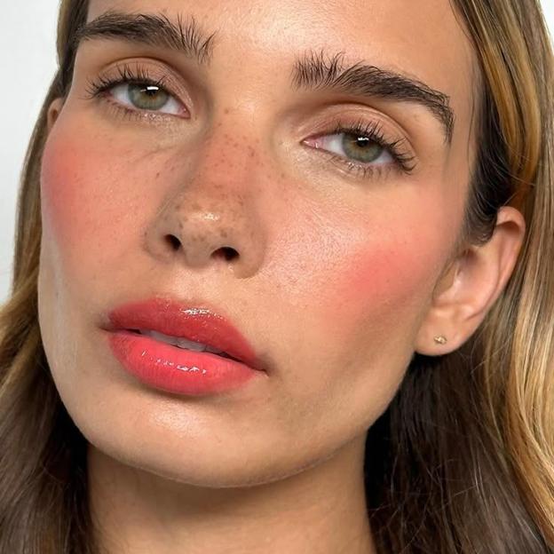 Labio brillante que usará todo el verano para mostrar el aspecto limpio más natural