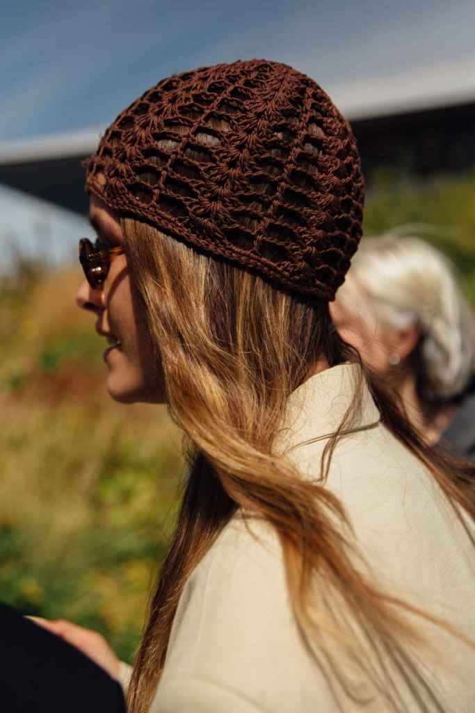 Las tapas de casco de crochet son un sí en nuestro looks de primavera-verano