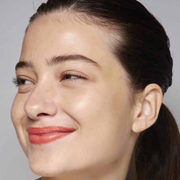 Iluminando con un buen efecto facial que también termina manchas 