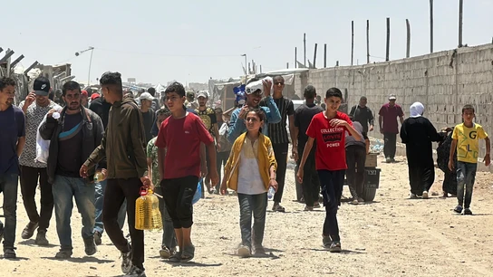Un grupo de palestinos está dirigido a un punto de distribución de ayuda humanitaria en Rafah.
