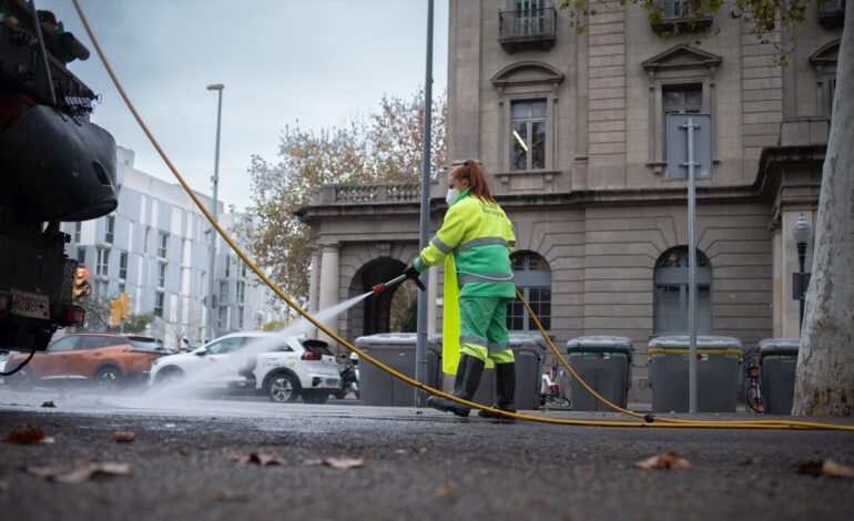 Muere una trabajadora municipal de limpieza de Barcelona en plena ola de calor