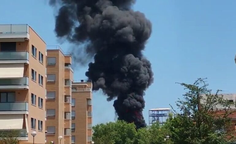 Un espectacular incendio en la fábrica LEA de Vitoria provoca una gran columna de humo