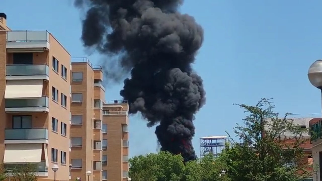 Un espectacular incendio en la fábrica LEA de Vitoria provoca una gran columna de humo