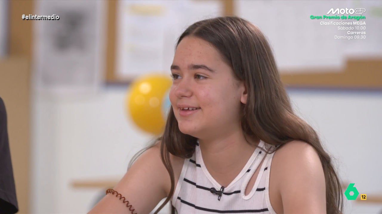 Una joven confiesa a Thais Villas que tiene ganas de que llegue el verano porque «ya es un poco cansado ver a los profesores»