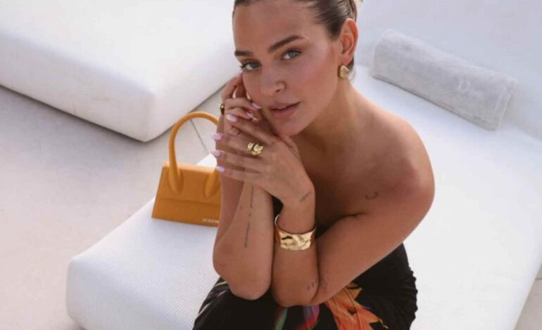 Laura Escanes nos acaba de recordar cuál el color de bikini que más potencia el potenciado
