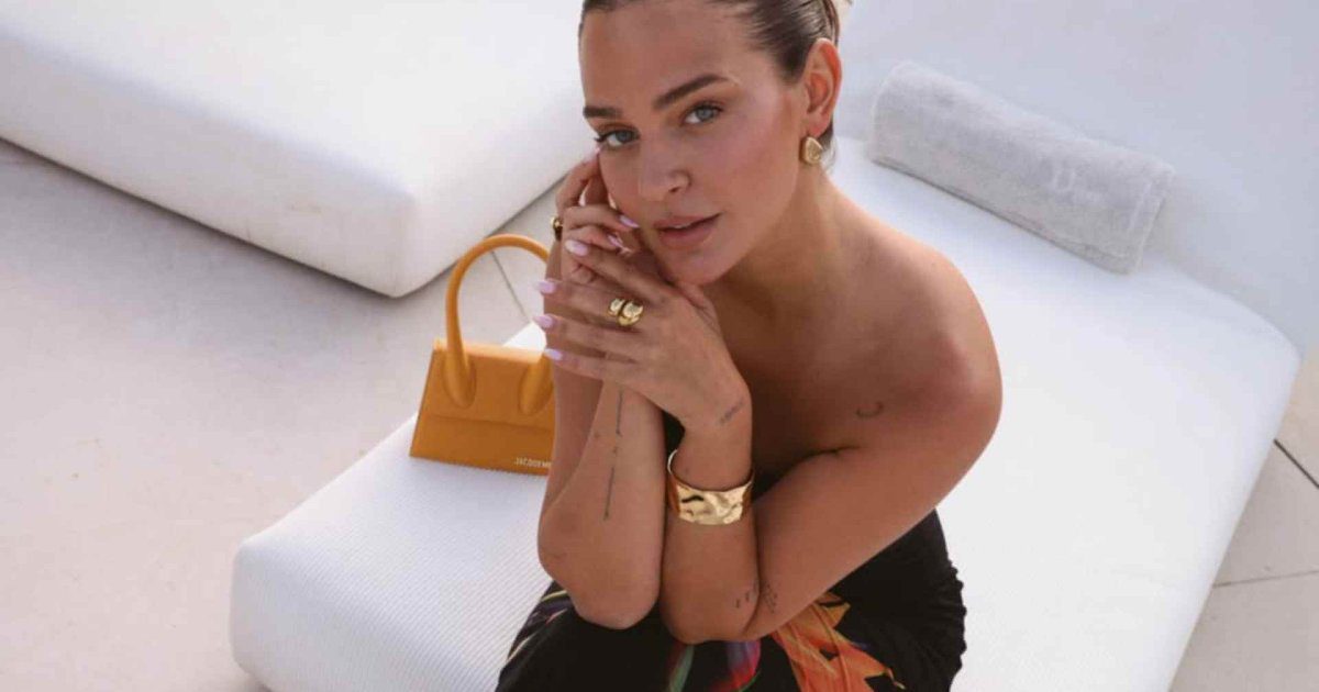 Laura Escanes nos acaba de recordar cuál el color de bikini que más potencia el potenciado
