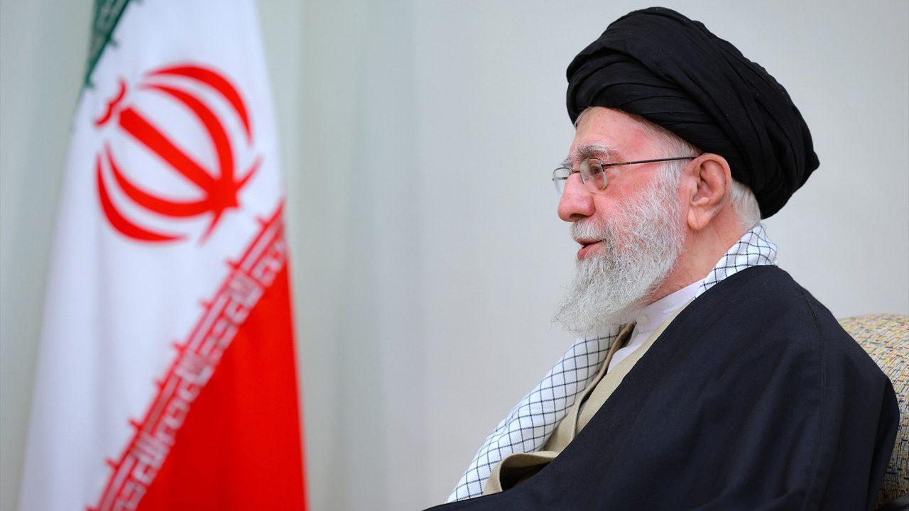 Trump pone a Jamenei en el punto de mira y contempla una acción militar contra Irán si fracasa la negociación