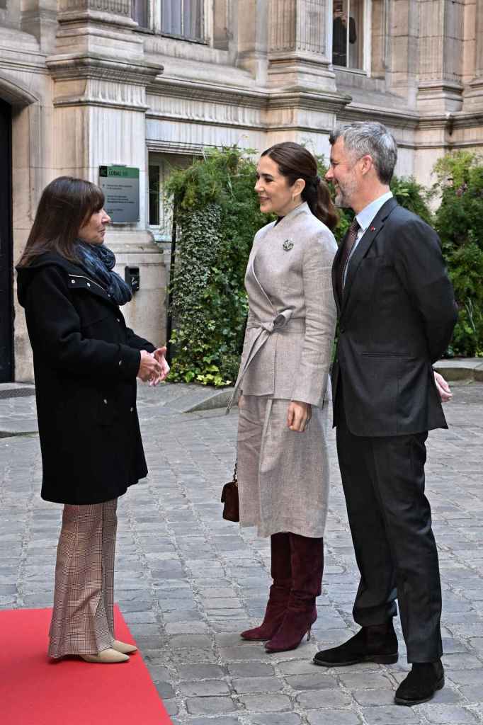 María de Dinamarca durante su visita a París en abril pasado con el mismo disfraz de Bermudas
