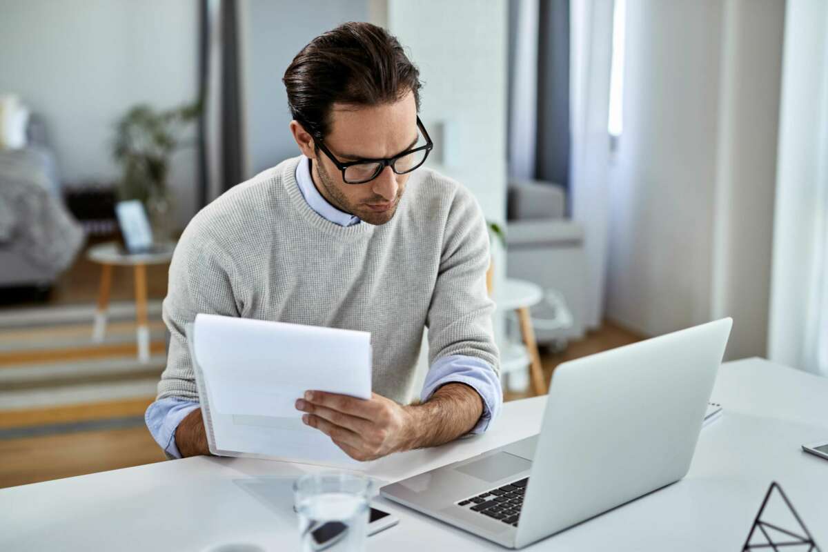 Un hombre consulta una factura. Foto: Freepik. Concurso de acreedores.