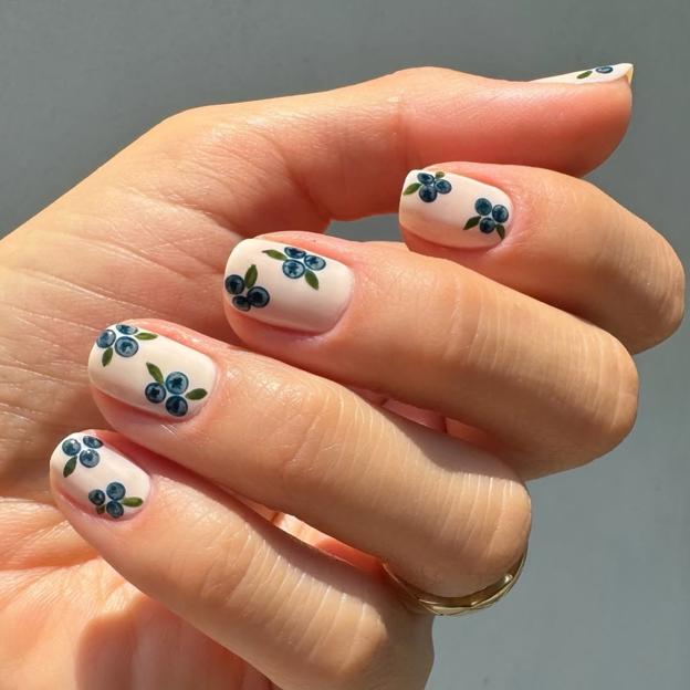 Solo necesitará un tenedor para hacer esta manicura floral en unos minutos