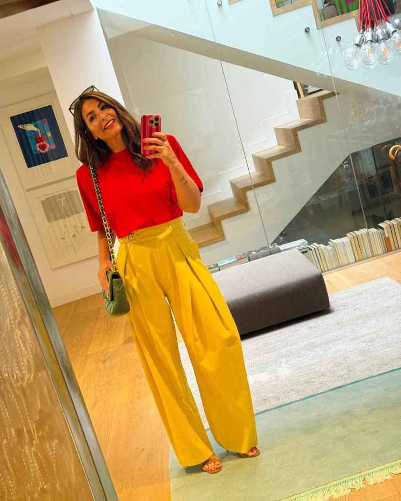 Nuria Roca con una manicura de flúor rosado 