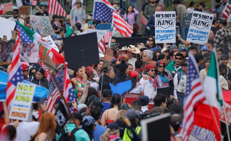 Miles de personas se concentran en EEUU contra el «autoritarismo» de Trump a escasas horas de su desfile militar
