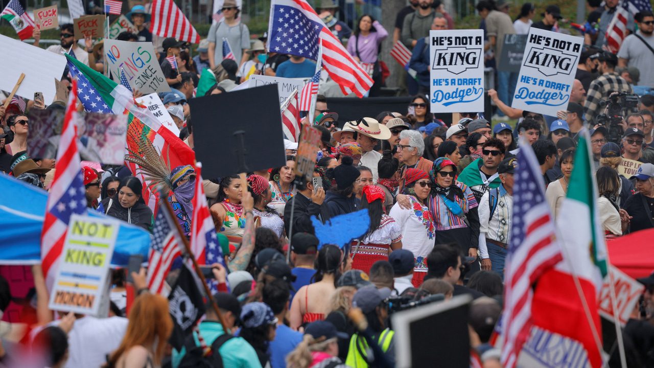 Miles de personas se concentran en EEUU contra el «autoritarismo» de Trump a escasas horas de su desfile militar