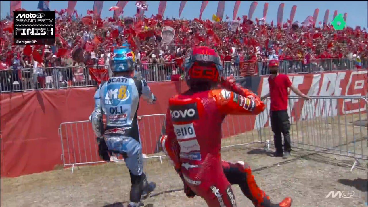 ¡Completamente desatados! El ‘bailecito’ de los Márquez después de conquistar el Gran Premio de Aragón
